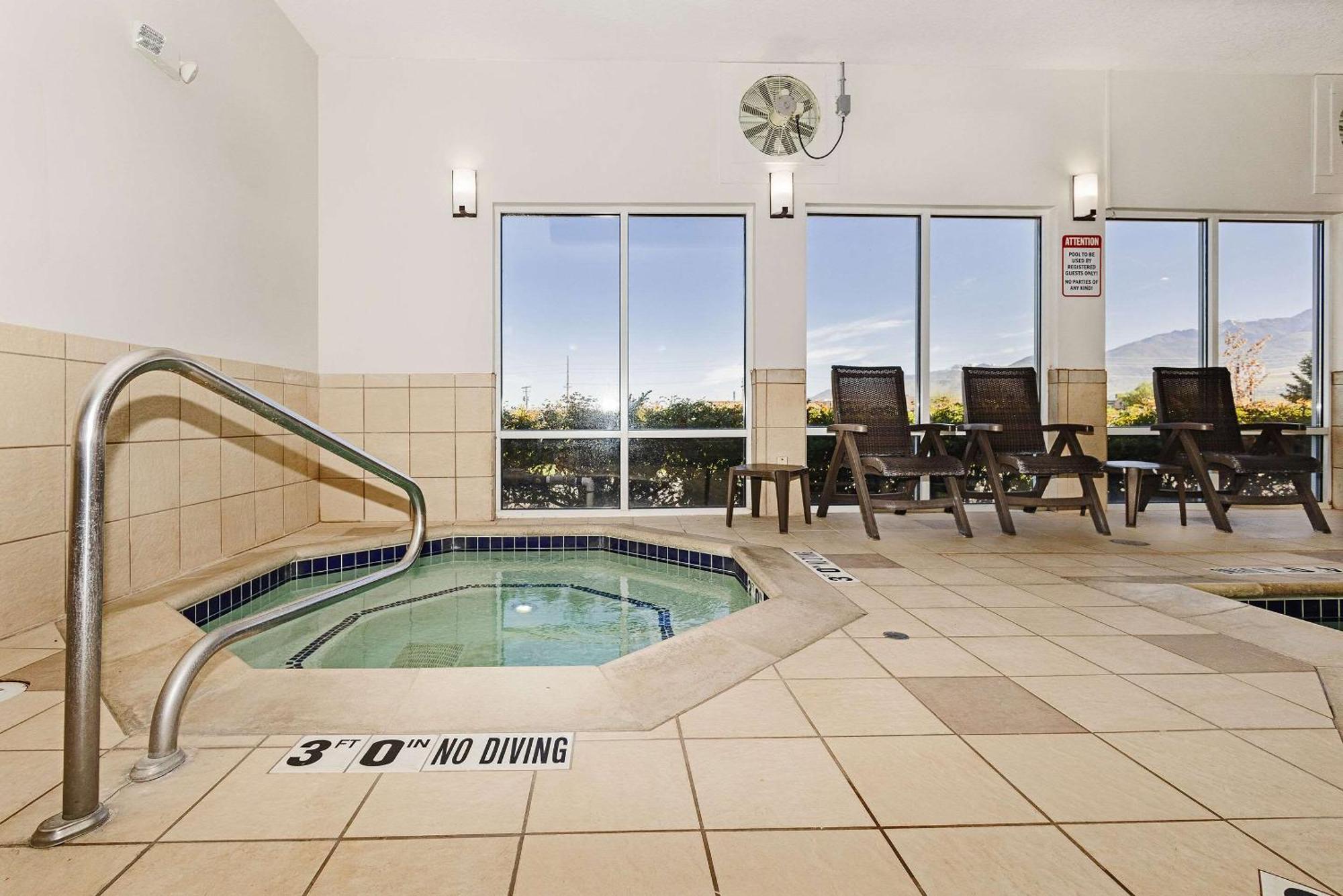 Comfort Inn & Suites Logan Near University Exterior foto