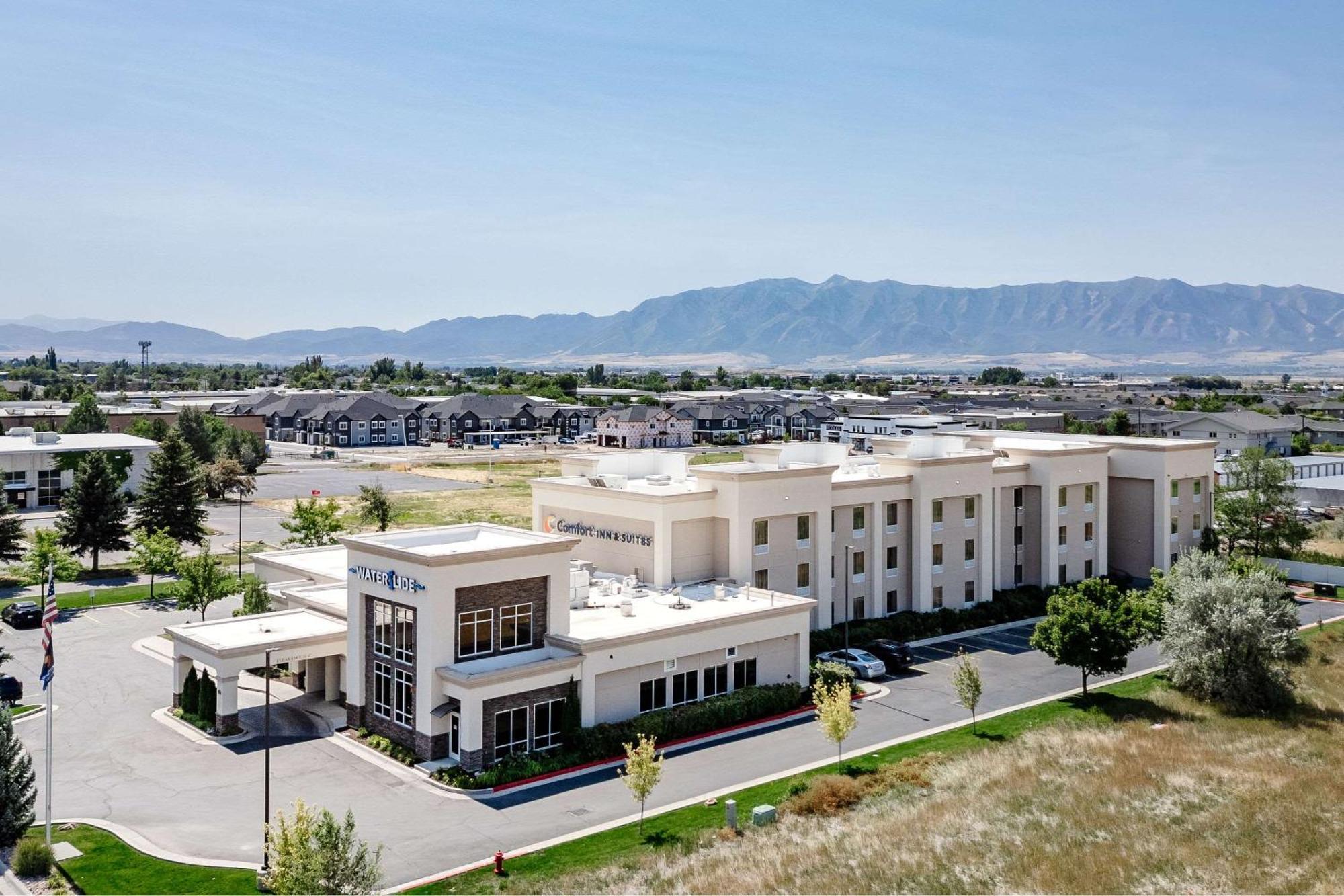 Comfort Inn & Suites Logan Near University Exterior foto